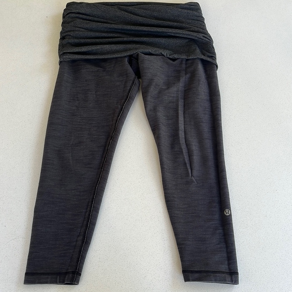 Lululemon cropped yoga pants w built in skirt